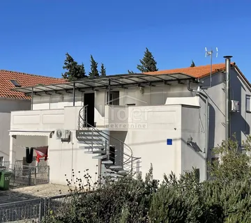 Gornji Karin samostojeća kuća sa 3 stana - Gornji Karin, Obrovac