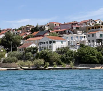 Kuću sa 3 stana na Novigradskom moru prodajemo - Kruševo, Obrovac