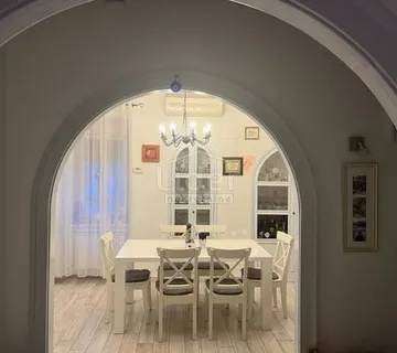 KASTAV, JEDINSTVENO, KUĆA U SAMOJ JEZGRI, 250m2
