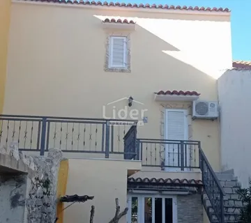 OMIŠALJ Kuća u centru s vlastitim parkirnim mjestom - cover