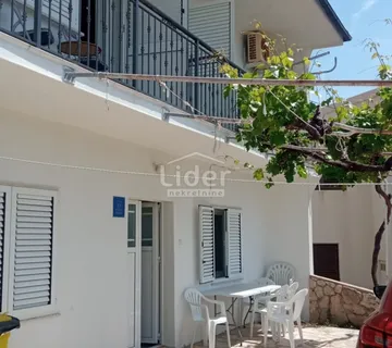 KUĆA 185m2, 150m od mora + GRAĐEVINSKO ZEMLJIŠTE 600m2 - cover
