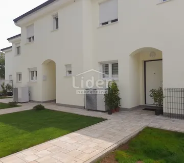 KUĆE U NIZU S OKUĆNICOM - cover