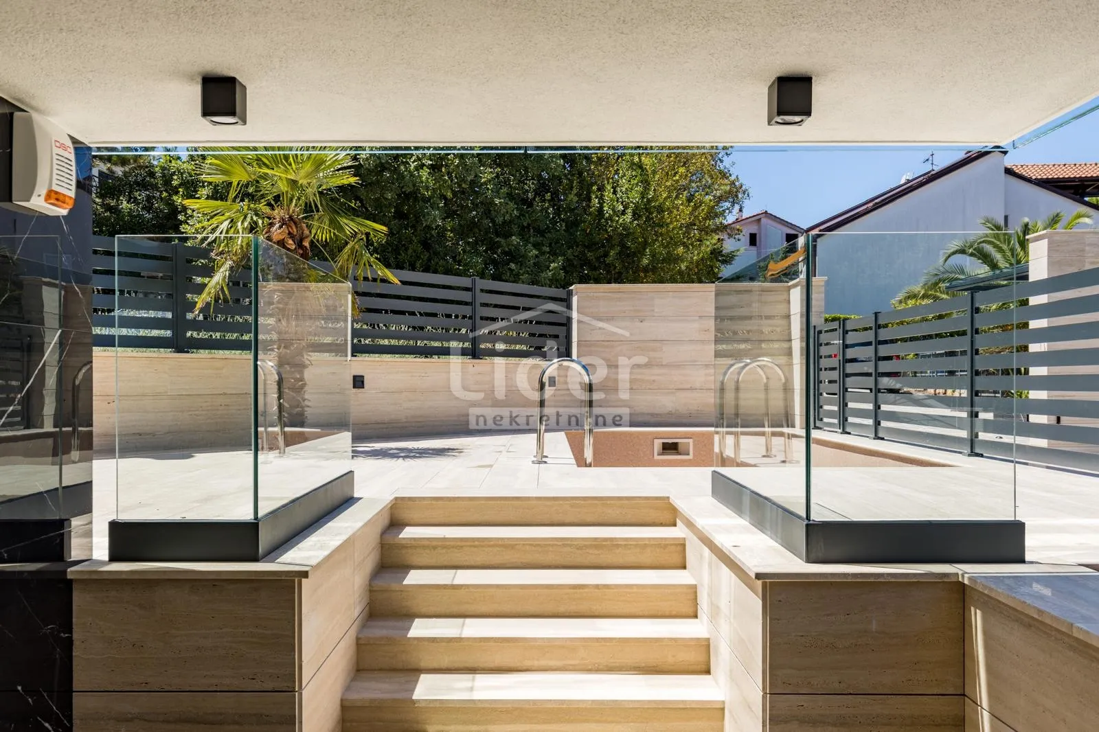 OTOK KRK,MALINSKA-PRIZEMLJE VILE 123M2 S BAZENOM I OKUĆNICOM - cover