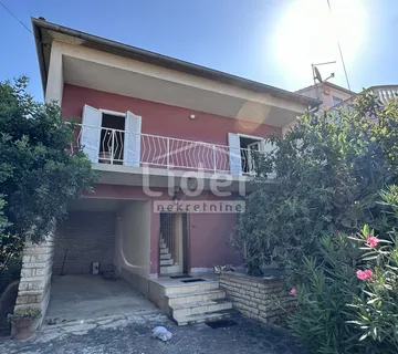 Samostojeća kuća sa velikom okućnicom na top lokaciji - Vodice