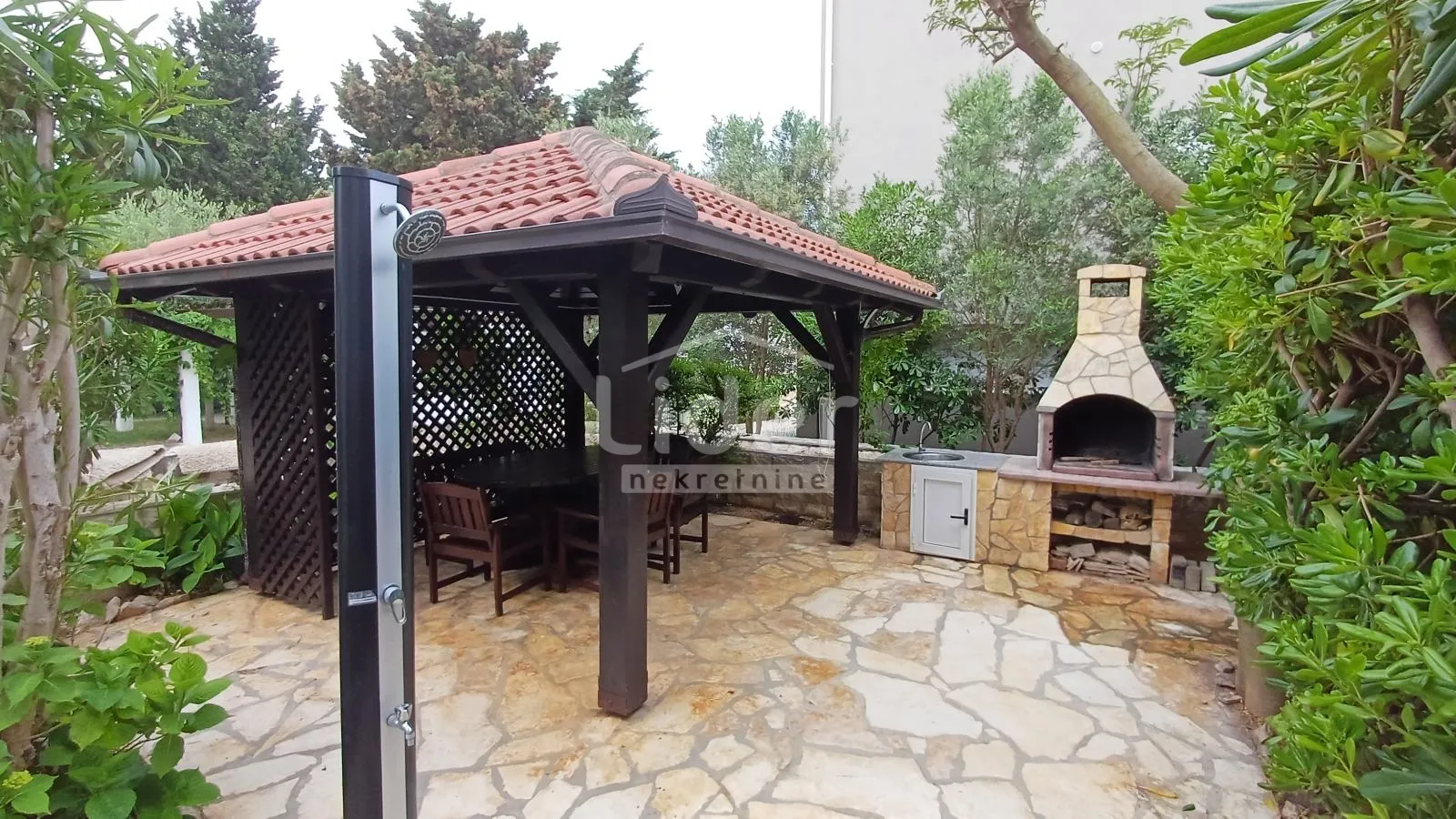 APARTMAN NOVALJA 2S+DB-197.000 €, VRT, SJENICA  150m OD MORA!!! - cover