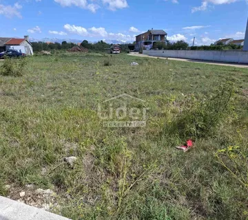 Vrsi građevinsko zemljište 700m2 prodajemo