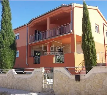 Kruševo, kuću sa 3 stana i bazenom prodajemo - Kruševo, Obrovac
