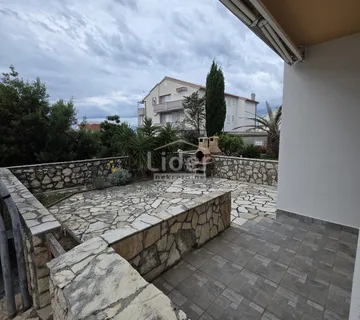 NOVALJA – GAJ | Apartman 2s+db s vrtom na izvrsnoj lokaciji, 250 m od mora