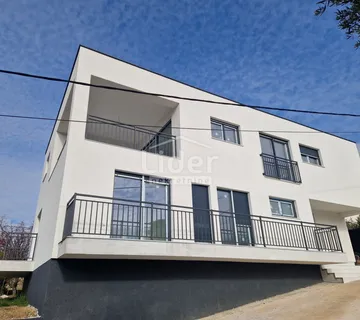 Kuća u Banjolu sa tri stana - cover