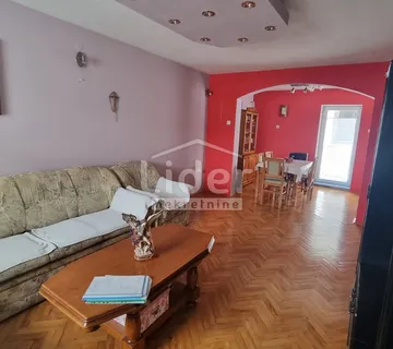 Delnice, dvojna kuća od 100m2, P+1, okućnice 320m2