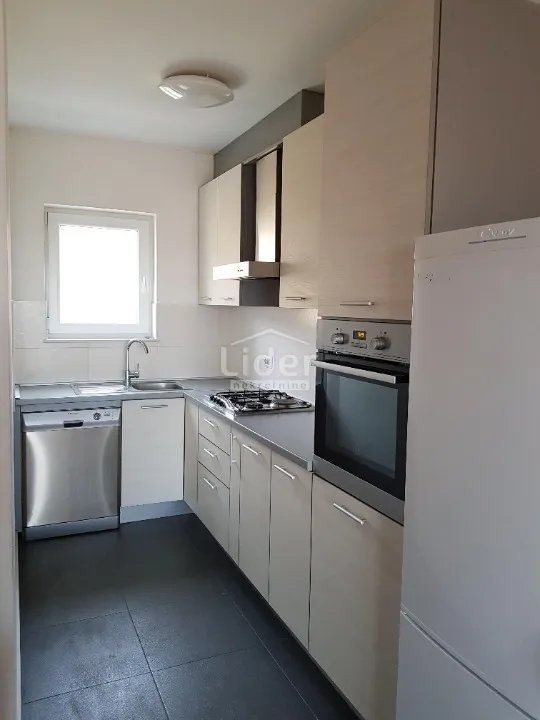 Stan KASTAV, 2S+DB,polunamješten, parking - cover