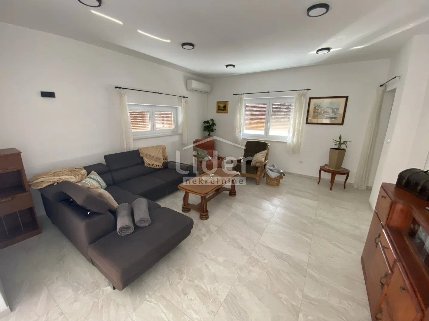 Stan za najam 3S+DB, terasa - cover