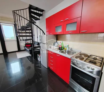 STAN NOVALJA 56m2, GALERIJA, POGLED NA MORE - cover