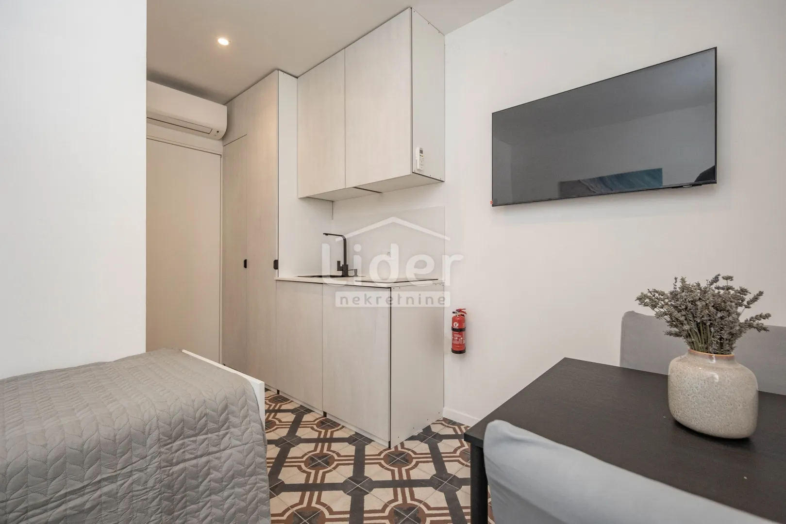 RIJEKA Nova, modrena garsonijera u centru grada  - cover