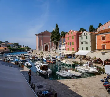 Stan s predivnim pogledom na more i luku – Veli Lošinj - cover