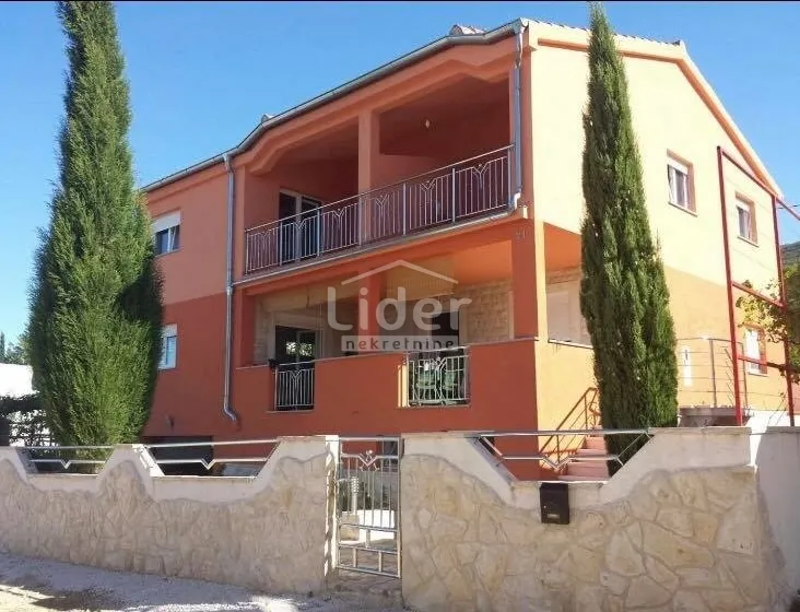 Kruševo, kuću sa 3 stana i bazenom prodajemo - cover