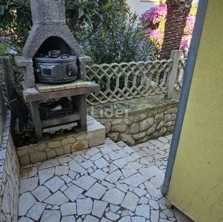 MALI LOŠINJ - kuća sa dvorištem i parkingom - cover