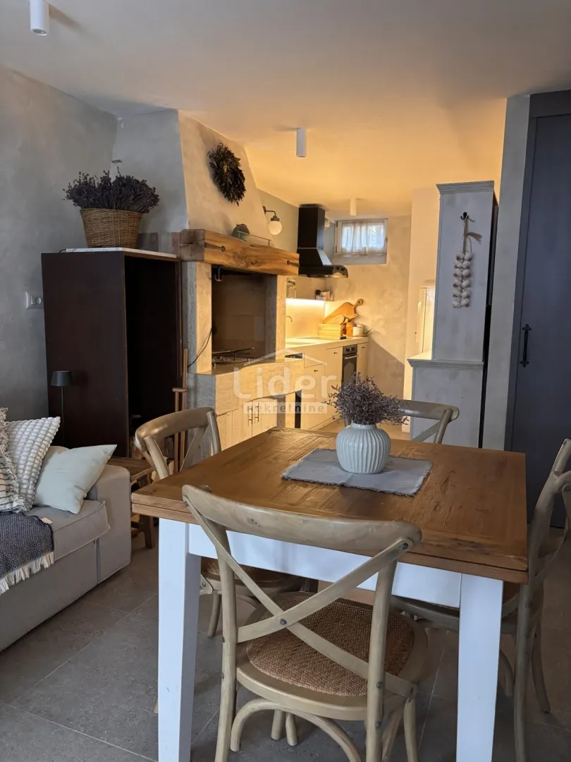 OMIŠALJ-Stan 100 m² u renoviranoj kamenoj kući - cover