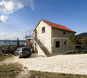 Gornji Karin kuću sa tri stana prodajemo - cover