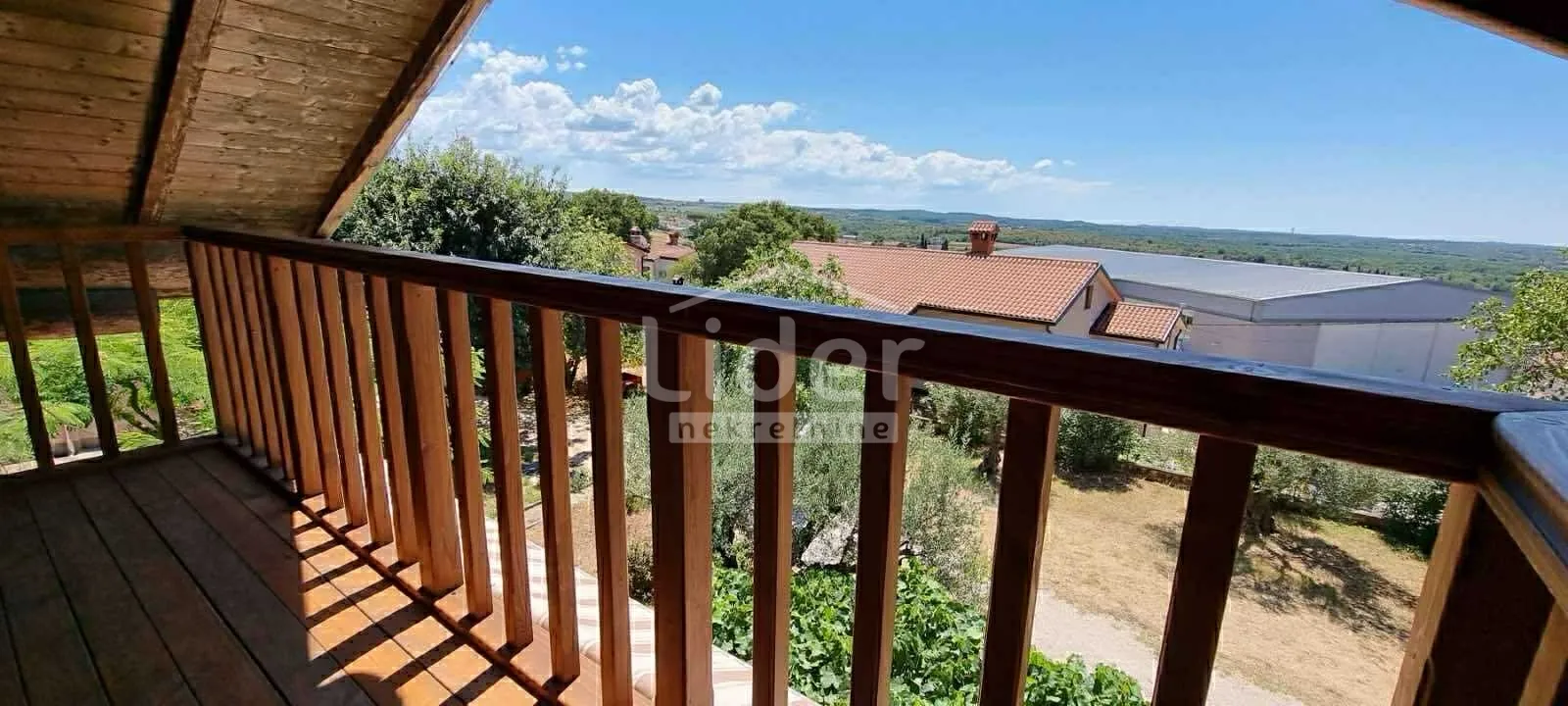 KAŠTELIR Drvena kuća sa pogledom na more! - cover