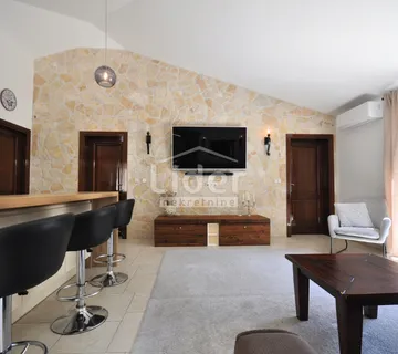 Kuća sa dva stana, bazen, top lokacija! - cover