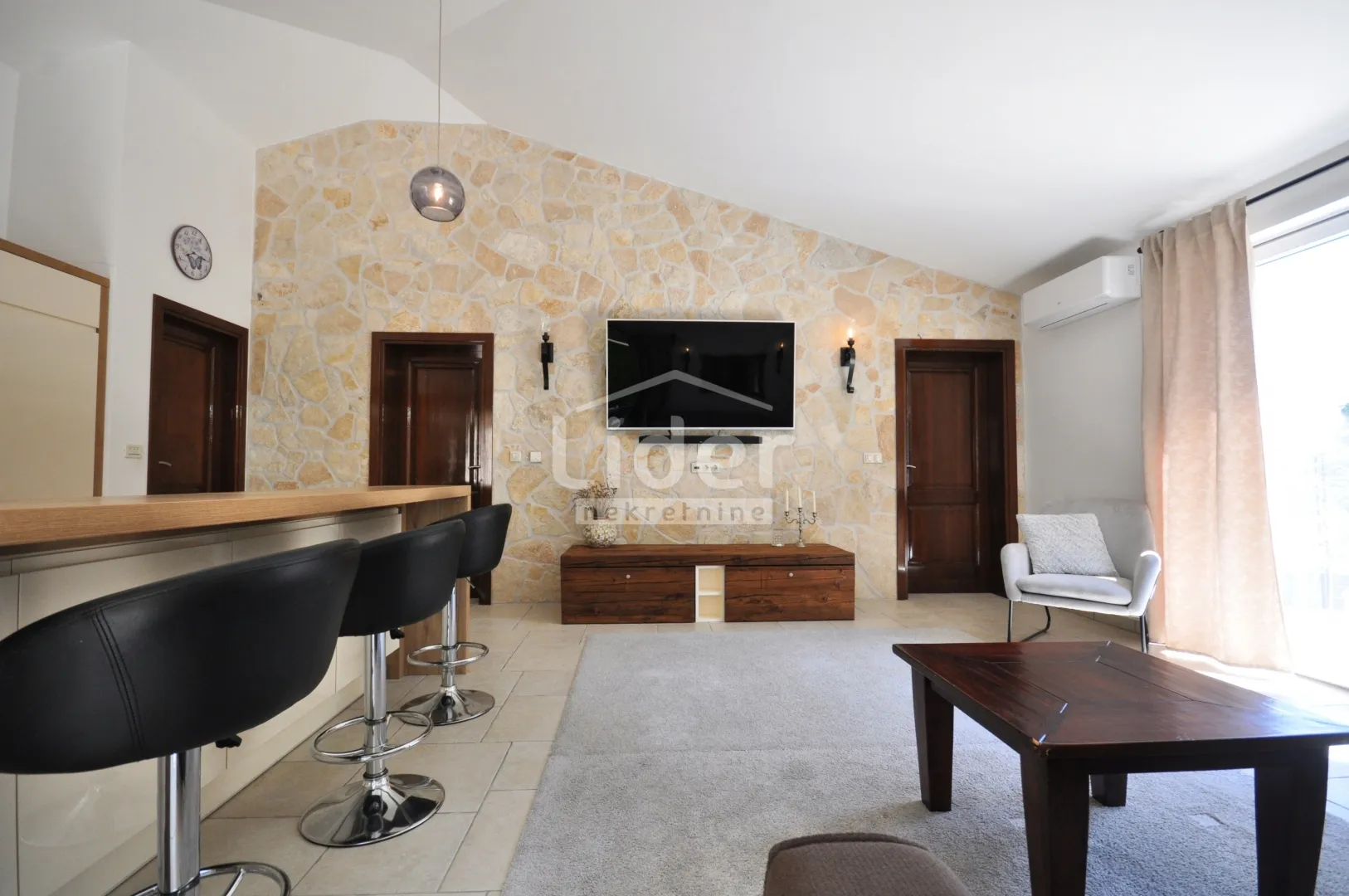 Kuća sa dva stana, bazen, top lokacija! - cover