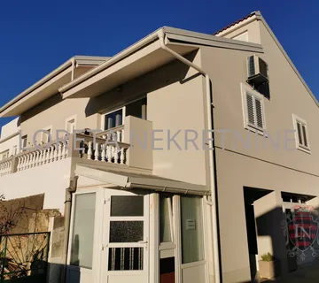 Etažirana poslovno-stambena zgrada,Tribunj, 397.00 m2, top lokacija!