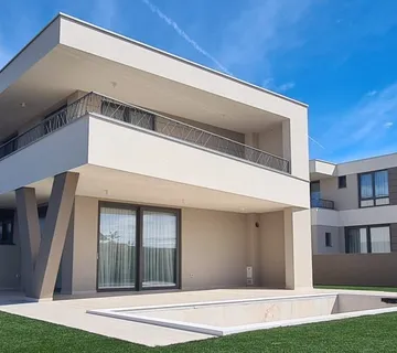 Prekrasna vila sa bazenom Krk, 213 m2 + okućnica - Linardići, Krk