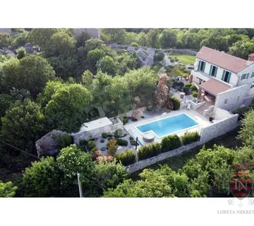 Kuća s bazenom 172 m2 + okućnica, Labin