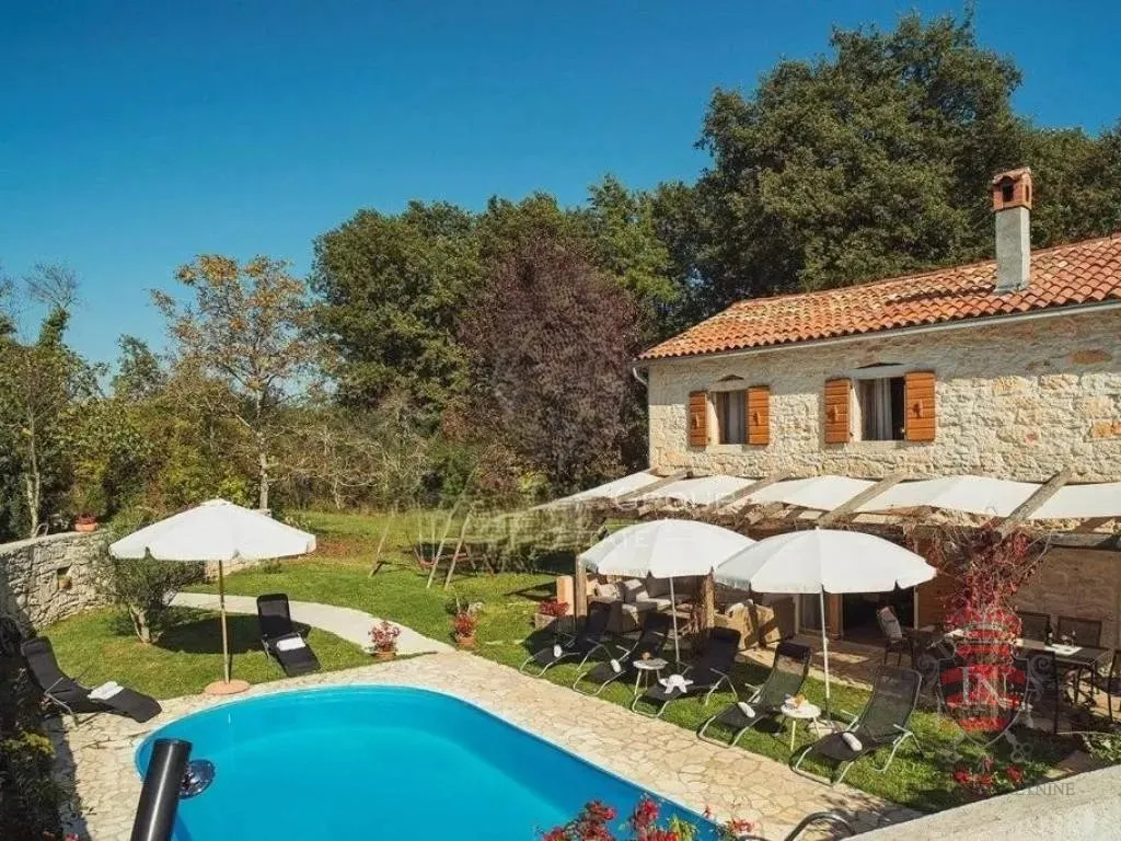 Kamena kuća s bazenom, Gračišće, Istra - cover