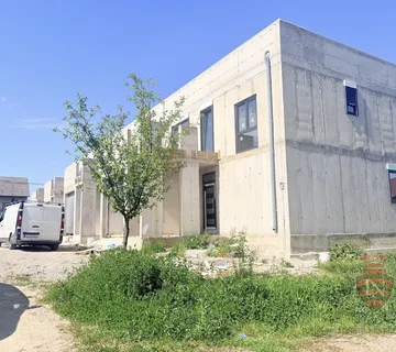 NOVE KUĆE U NIZU U RAKITJU | Energetski učinkovit obiteljski dom s garažom, vrtom i terasama, nadomak Zagreba - cover