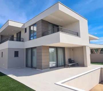 Moderna vila sa bazenom Krk, 165 m2 + okućnica - Linardići, Krk