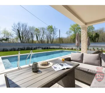 Vila s bazenom, Labin - cover