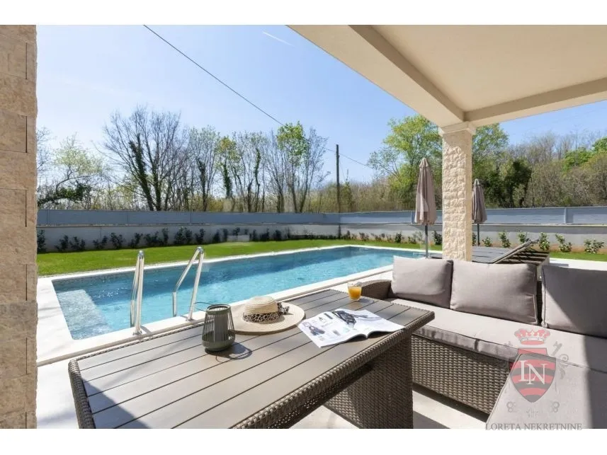 Vila s bazenom, Labin - cover