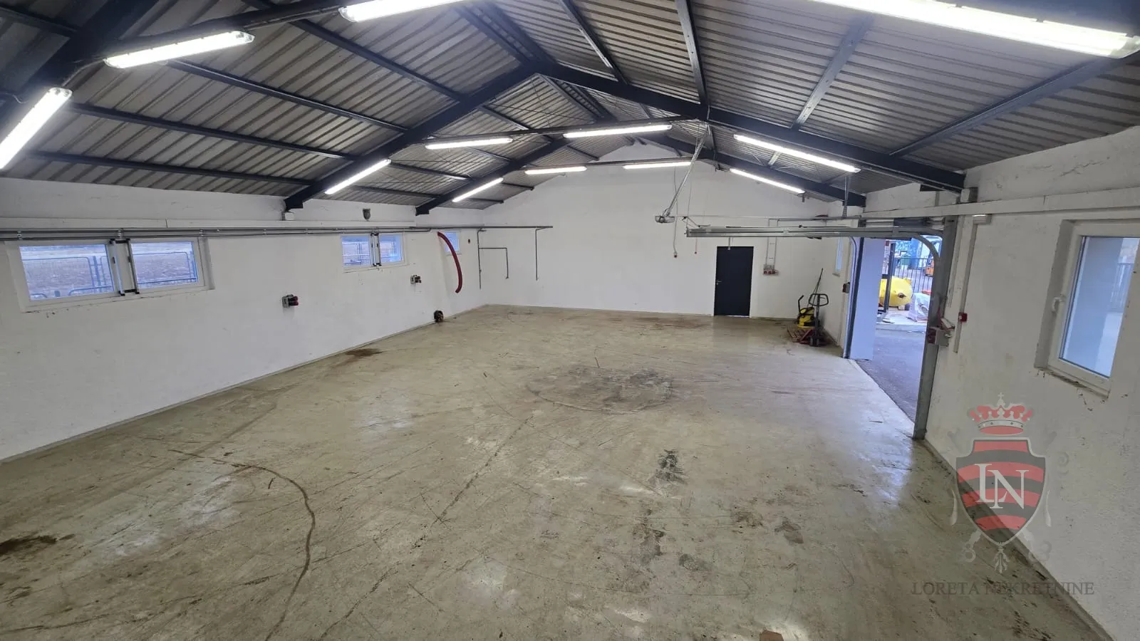 Zemljište od cca 6 000 m2 sa halom - cover