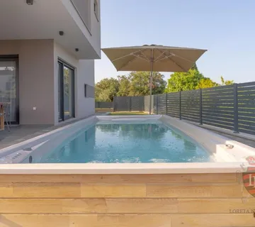Vila s bazenom Štinjan, novogradnja 290 m2 - cover