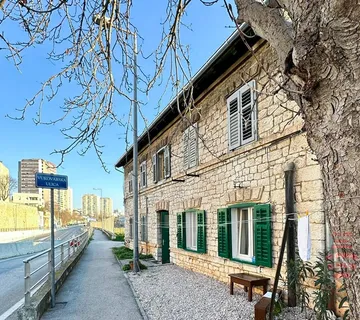 Dvoetažni renovirani stan 66 m2, Šibenik - cover