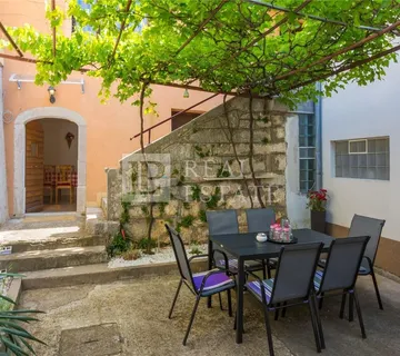 GRIŽANE - renovirana kamena kuća s dvorištem i vrtom - Grižane, Vinodolska općina