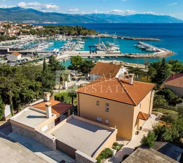 NOVI VINODOLSKI - vila 100 metara od mora