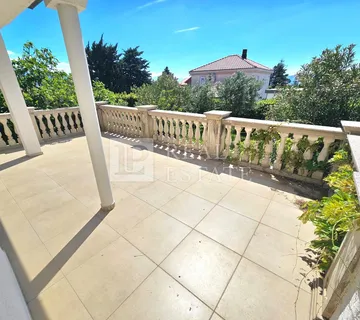 NOVI VINODOLSKI - stan sa velikom okućnicom
