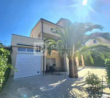 JADRANOVO - stan s garažom, ljetnom kuhinjom i konobom - Jadranovo, Crikvenica