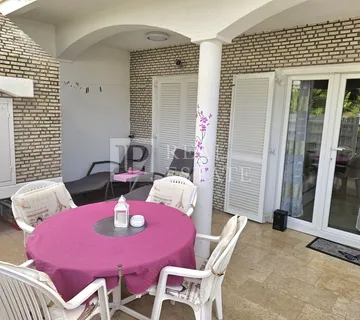 JADRANOVO - EKSKLUZIVNA PRODAJA - moderno uređeni stan u prizemlju sa prekrasnom terasom - Jadranovo, Crikvenica