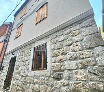 NOVI VINODOLSKI - kuća sa tri stana (novogradnja)