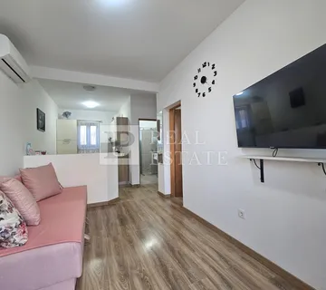 MALINSKA, OTOK KRK - moderno uređeni jednosobni stan s okućnicom - Malinska, Malinska-Dubašnica