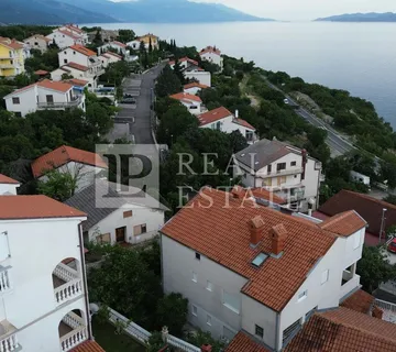 NOVI VINODOLSKI - prostrana kuća 120 metara od mora