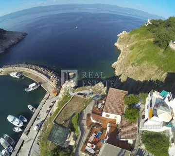 VRBNIK - kuća na stijeni iznad mora