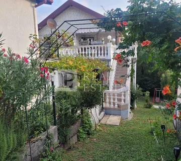 TRIBALJ - dvije samostojeće kuće s pomoćnim objektom i predivnom okućnicom - Tribalj, Vinodolska općina