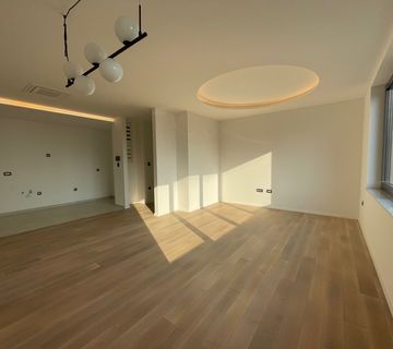 JEDINSTVENI TROSOBAN STAN U CENTRU GRADA 82.25 m2!! - cover