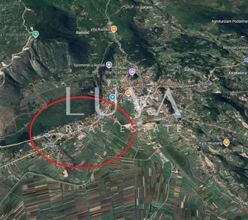 Sinj, Brnaze, građevinsko zemljište 1185m2 s 3 kamene kuće tlocrta 180m2 - Brnaze, Sinj