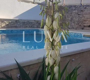 Hvar, Vrbanj, autentična kamena kuća s bazenom na prodaju - cover